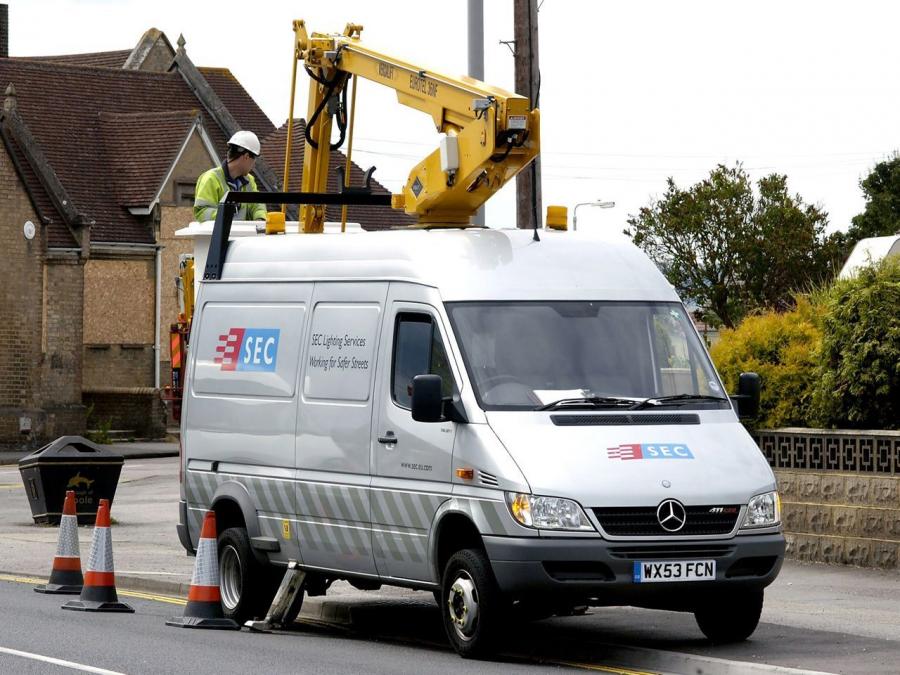 Mercedes-Benz Sprinter Lift Van (UK) '2000